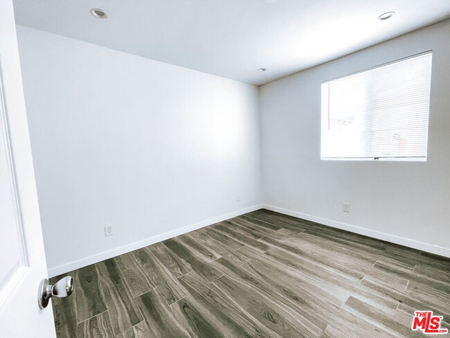 Building Photo - 2450 W 60th St