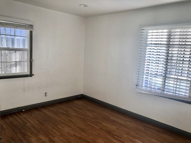 Building Photo - 1128 Irolo St