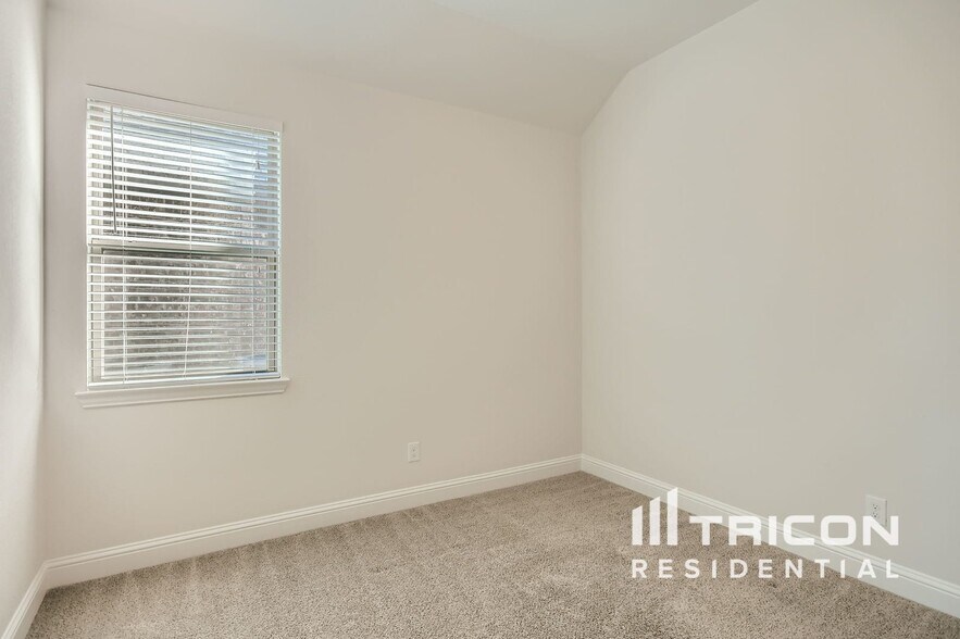 Building Photo - 334 S Hill Dr