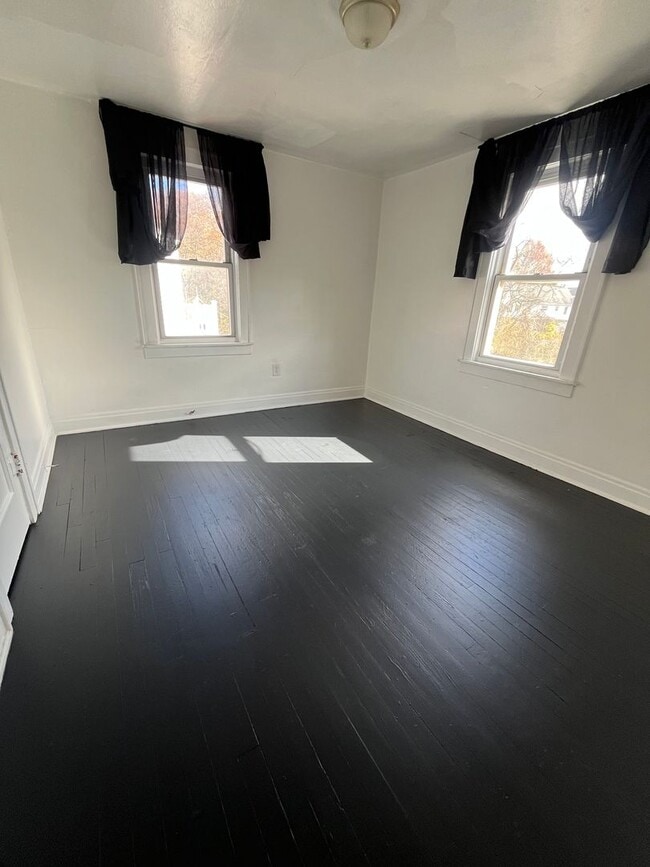 Building Photo - Three Bedroom Single Family House