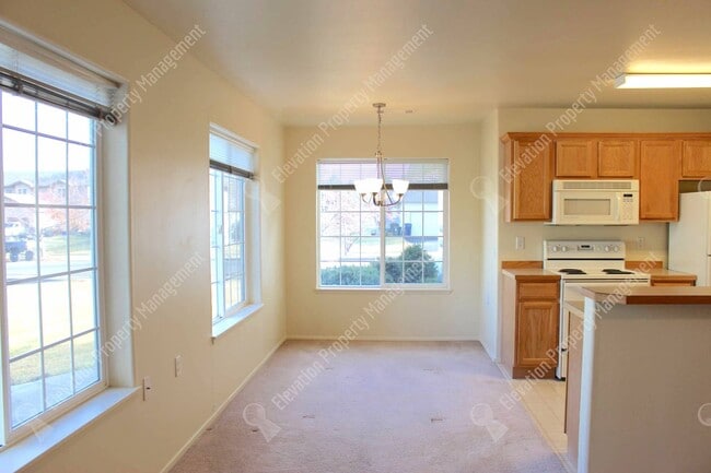 Building Photo - Great 2/2 BR Duplex near Pilot Butte