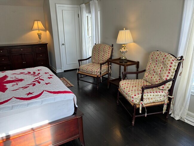 Master bedroom - 904 S Jordan Ave