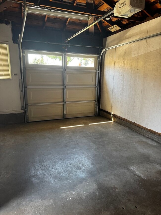 Building Photo - Remodelled 2 Bed 1 Bath Home with Garage a...