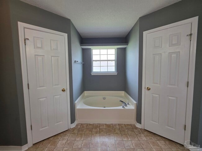 Building Photo - 6024 Yellow Rose Dr