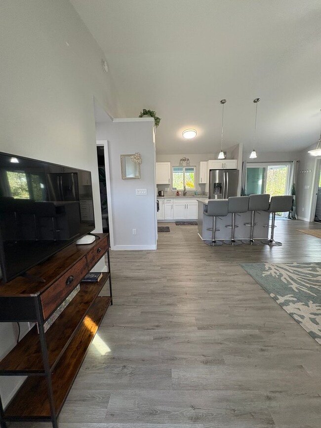 Building Photo - 16-2095 Rainbow Dr