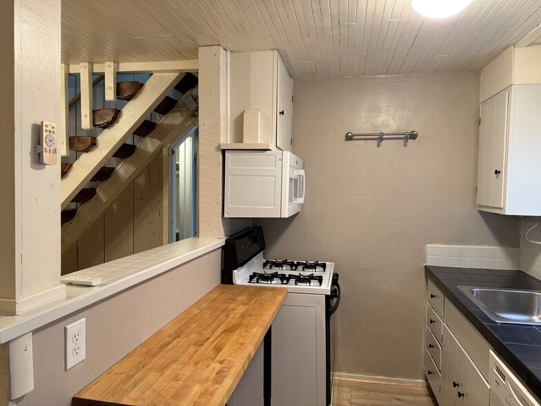 Building Photo - 1028 Narrow Gauge Ave