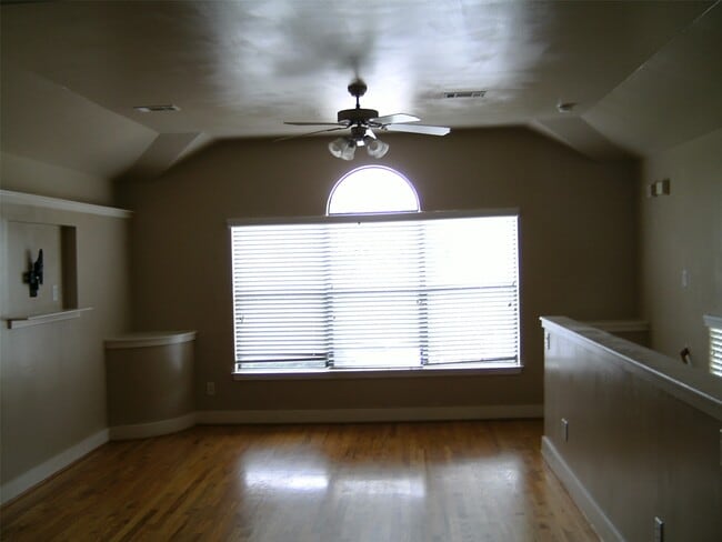 Building Photo - 5941 S Loop E