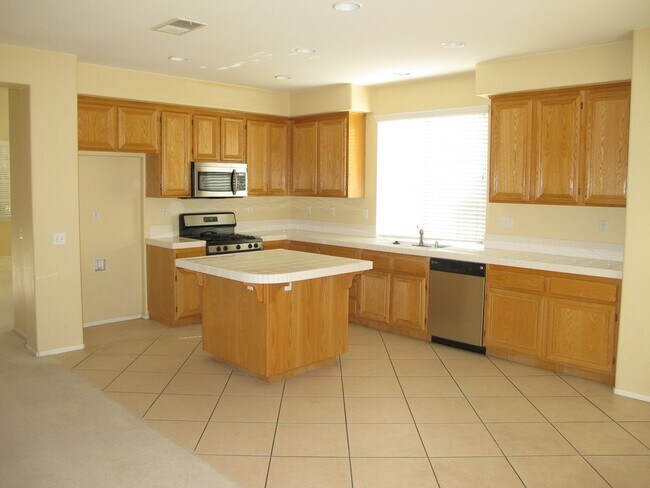 Building Photo - Four Bedroom Three Bathroom Home in Murrieta!