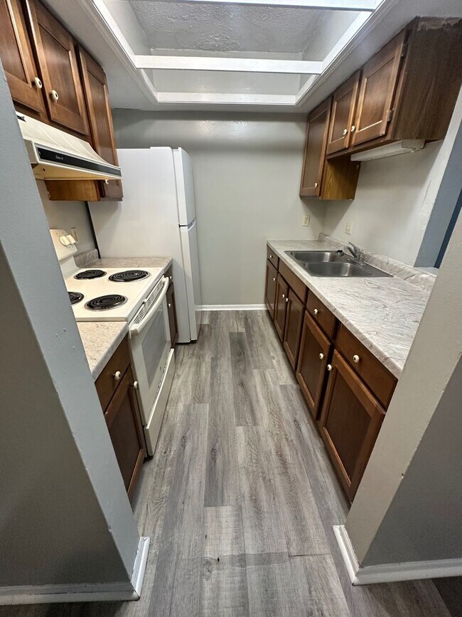 Building Photo - Spacious Townhouse Living Just Outside Dow...