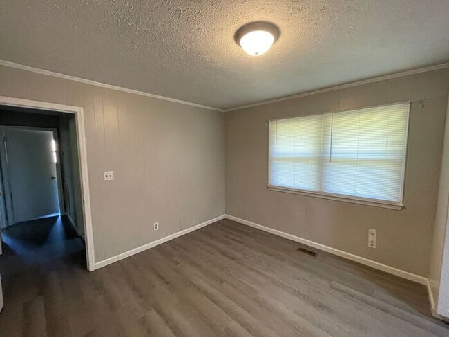 Building Photo - 3/1 Renovated House Available Now! Pet Friendly!