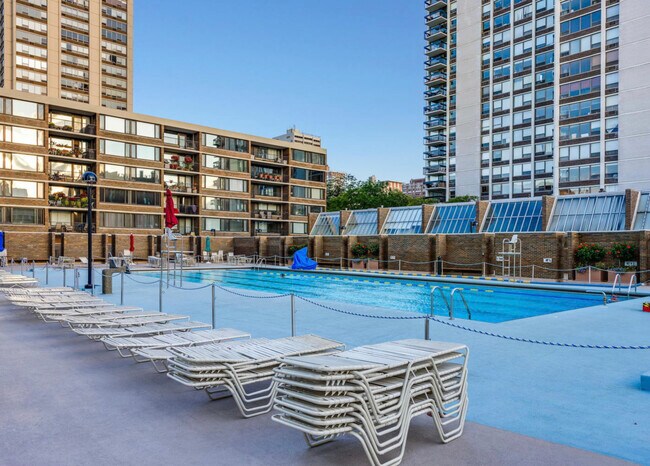 Building Photo - 1255 N Sandburg Terrace