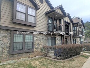 Building Photo - 2 Bed 1 Bath with AC