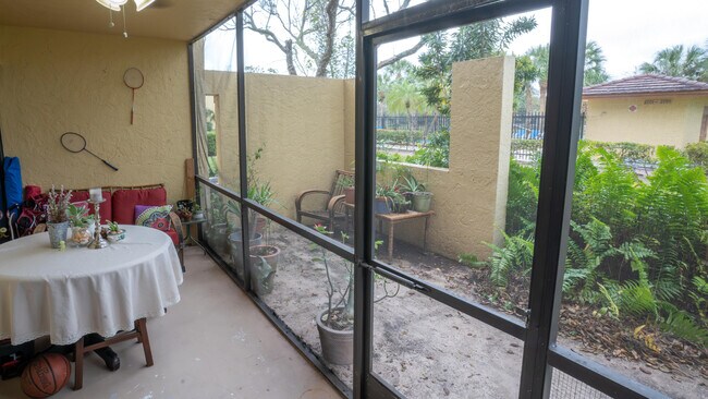 Building Photo - 2015 Coral Ridge Dr