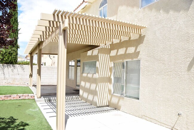 Building Photo - 8765 Country Pines Ave