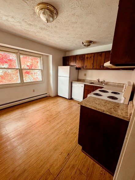 Building Photo - 23 Crown St