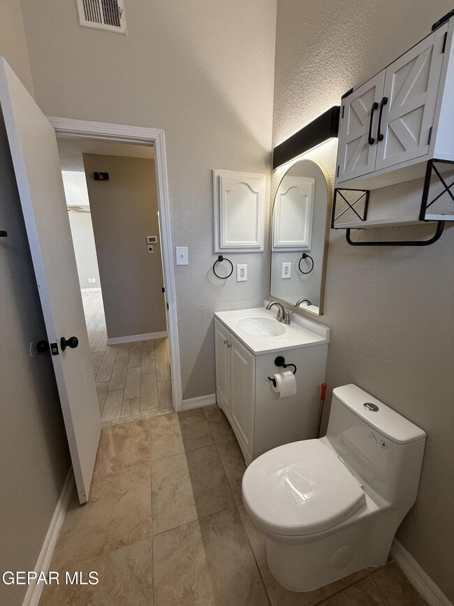 Building Photo - 9128 Bur Oak Cir
