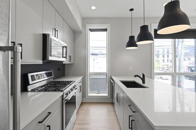 Building Photo - 0 bedroom in Chicago IL 60657