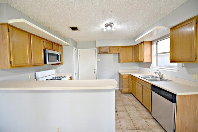 Building Photo - 12903 Humphrey Dr