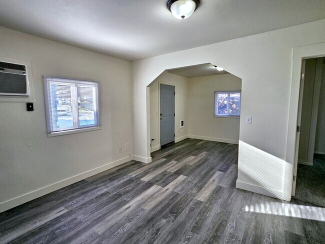Building Photo - MOVE IN SPECIAL: 1/2 MONTHS RENT FREE- Washer/Dryer Included!