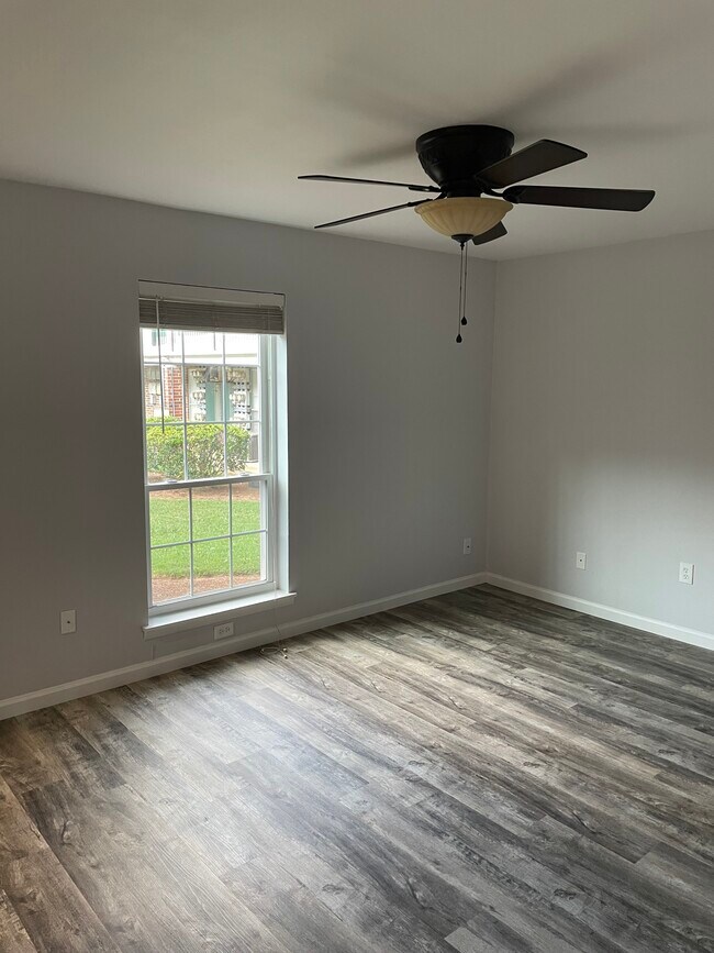 Building Photo - 900 Mountain Creek Rd