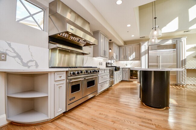 Building Photo - 2094 Brentwood Dr