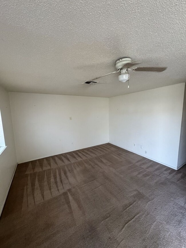 Building Photo - In Town 3 Bedroom 1 Bath House