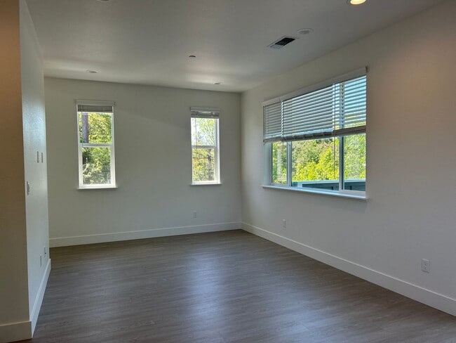 Building Photo - 1 MONTH FREE! The Vineyards at Dennis Lane Studio unit with backyard and garage