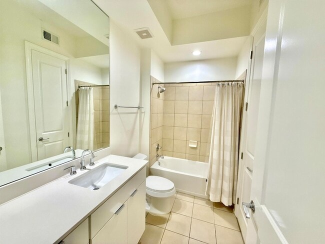 Building Photo - 717 Riverside Dr