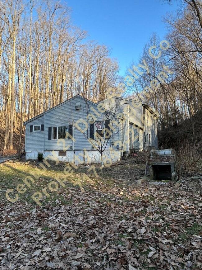 Building Photo - Large 3 Bedroom, 2 Bath Pet friendly home with off street parking and a 600sqft detached garage