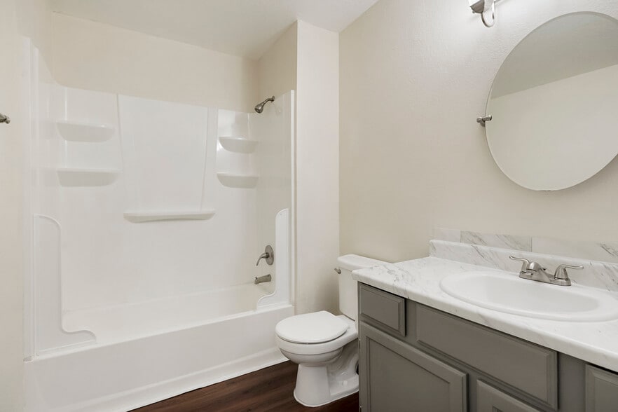 Full bath on upper floor - 11554 Community Center Dr