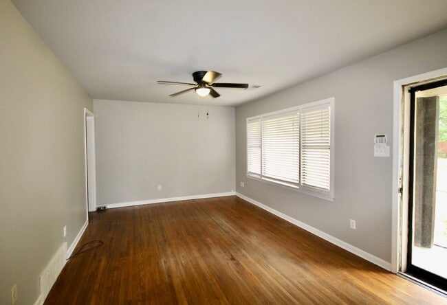 Building Photo - GORGEOUS SPACIOUS CORNER LOT HOME FOR RENT