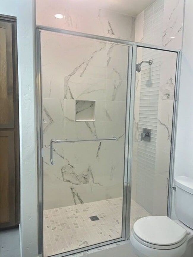 Building Photo - Beautiful 2/2 condo