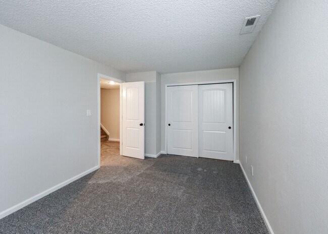 Building Photo - Lovely End Unit 2 Bed Condo, Centrally Located