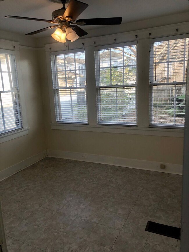 Building Photo - Spacious 2BD with Sun Room and Large Backyard