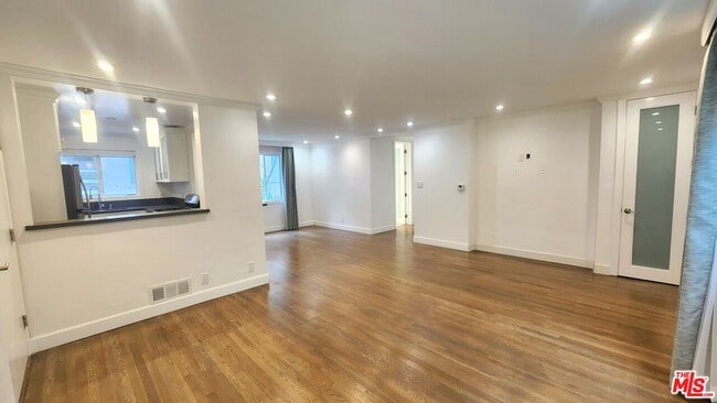 Building Photo - 140 San Vicente Blvd