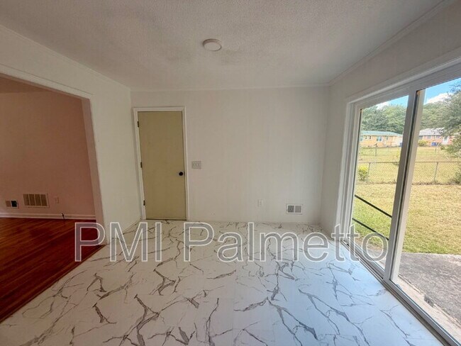 Building Photo - 1805 Carousel Cir