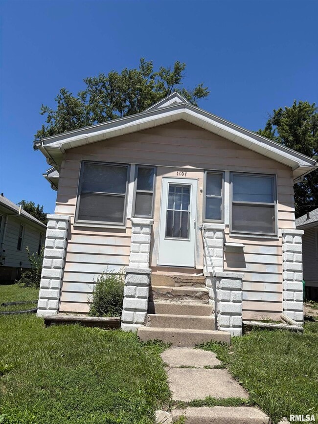 Building Photo - 1107 W Gilbert Ave