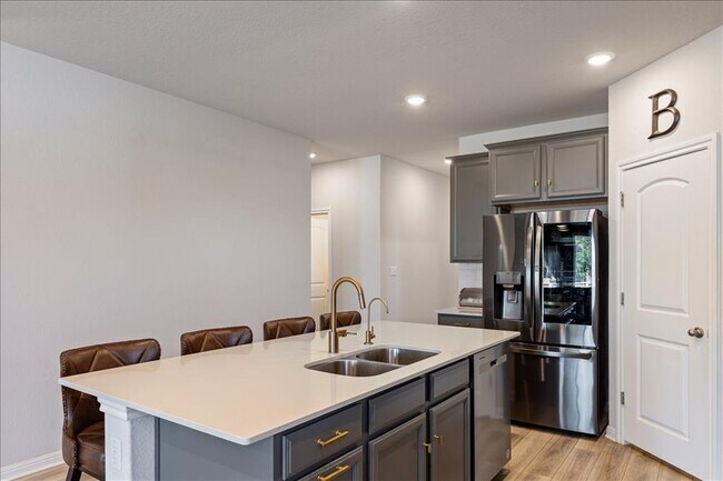 Building Photo - 1001 Dog Iron St