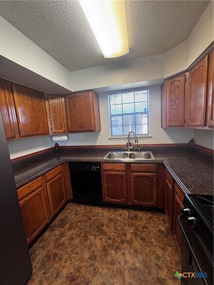 Building Photo - 1613 Bobby Lee Dr