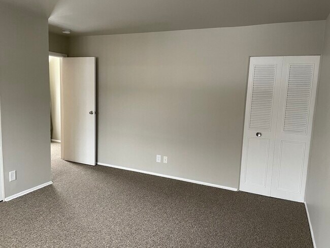 Building Photo - Large 1 bedroom condo Kenbrooke Court!
