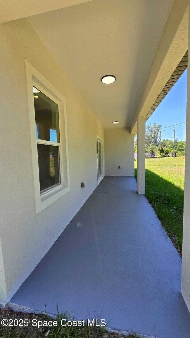 Building Photo - 2862 Pomello Ave SW