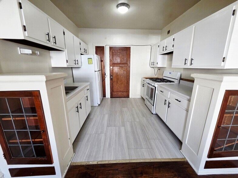 Building Photo - 1013 E Center St