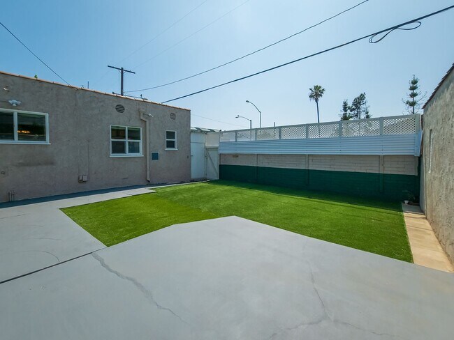Building Photo - Elegant 3BD/2BA Oasis in the Heart of Glen...