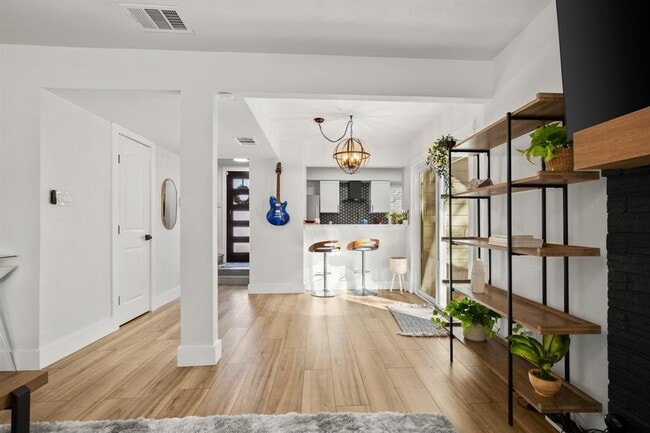 Building Photo - 7001 Woodhue Dr