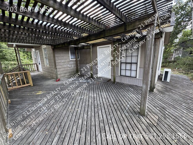 Building Photo - 203 Barton St
