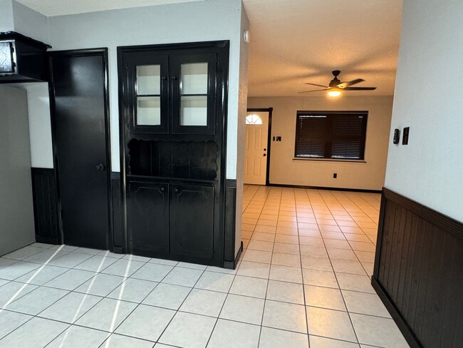 Building Photo - 505 SW 69th- New Year move in special- JAN...