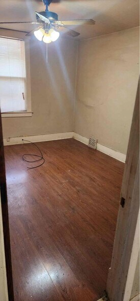 Building Photo - 400 E Thrush Ave