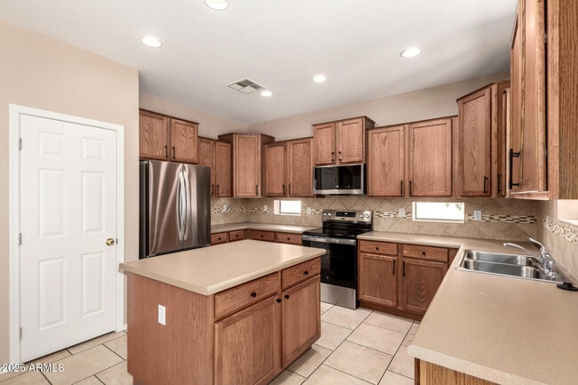 Building Photo - 15204 W Westview Dr