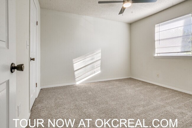 Building Photo - 1207 Lakecrest Dr