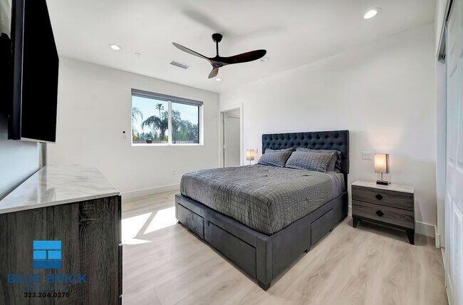 Building Photo - 5841 Vanalden Ave